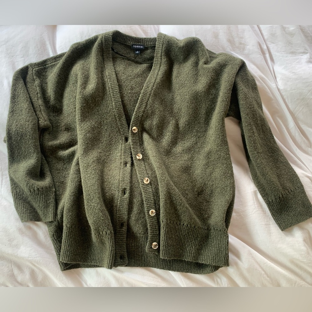 Torrid NWOT Camo green button down vneck cardigan